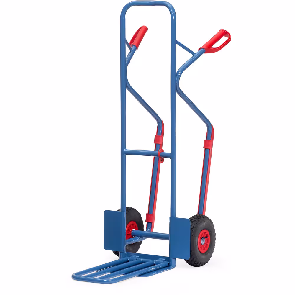 Paketkarre K1331L Bereifung Luft von der Marke Fetra Paketstapelkarre Gleitkufen Handlich, mit großer Stahlrohr-Klappschaufel, Stabile Schweißkonstruktion, pulverbeschichtet, blau RAL 5007 Typ Bereifung: Luft aus der Kategorie Karren mit der Artikelnr. K1331L