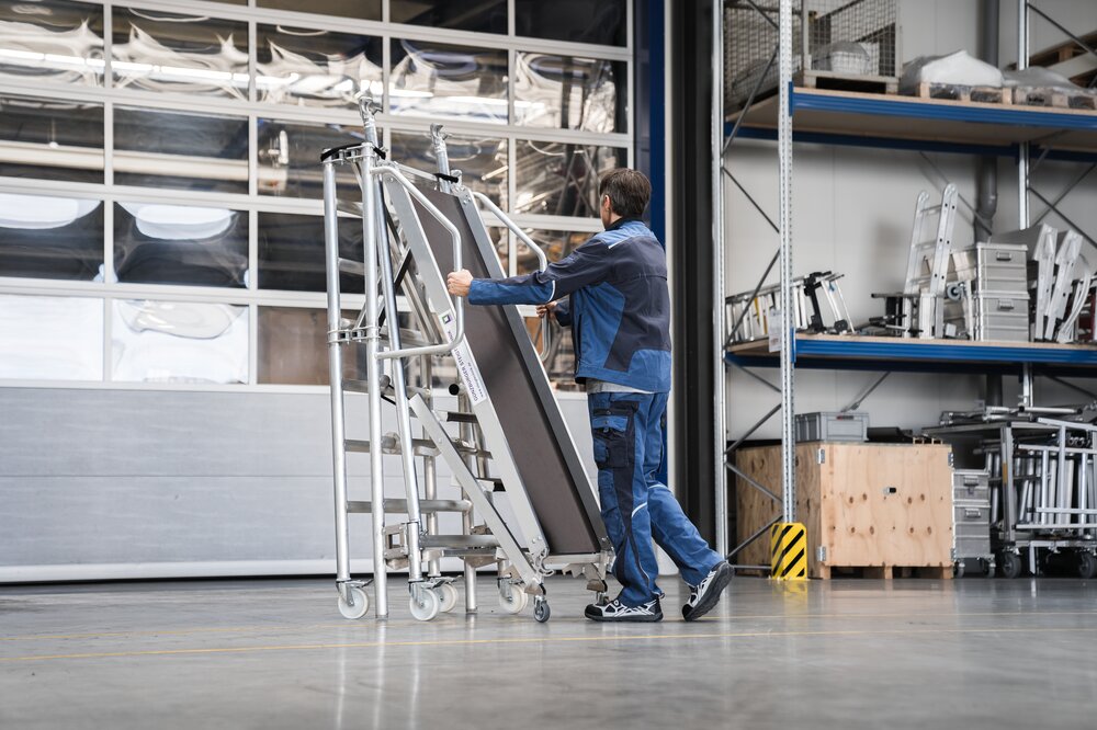 Munk Montageplattform mit Treppenzustieg