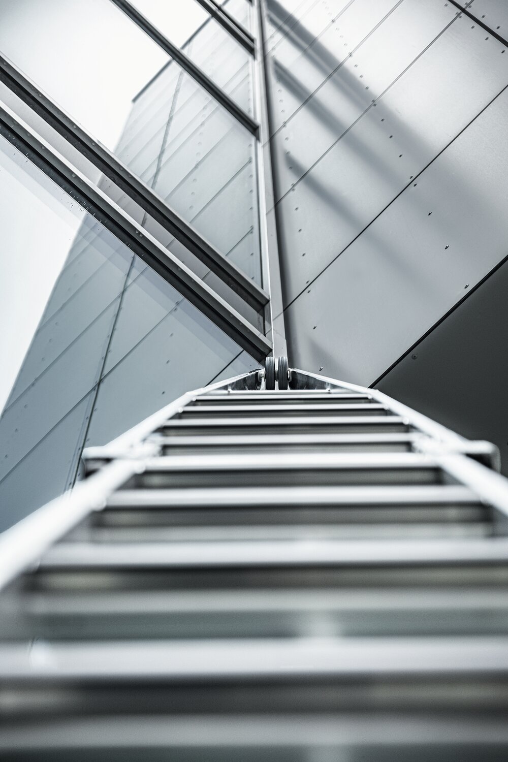 Munk Stufen-Glasreinigerleiter-Satz mit nivello®-Traverse und clip-step R13 2-teilig