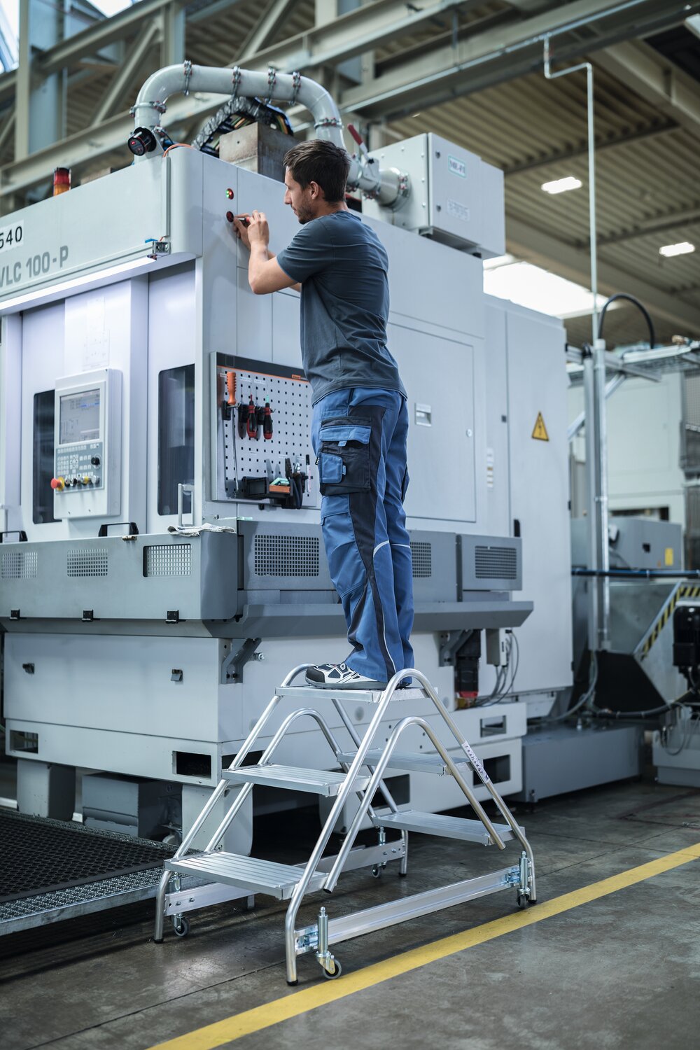 Milieubild 3819148 Munk Arbeitspodest beidseitig begehbar Aluminium geriffelt 2x3 Stufen