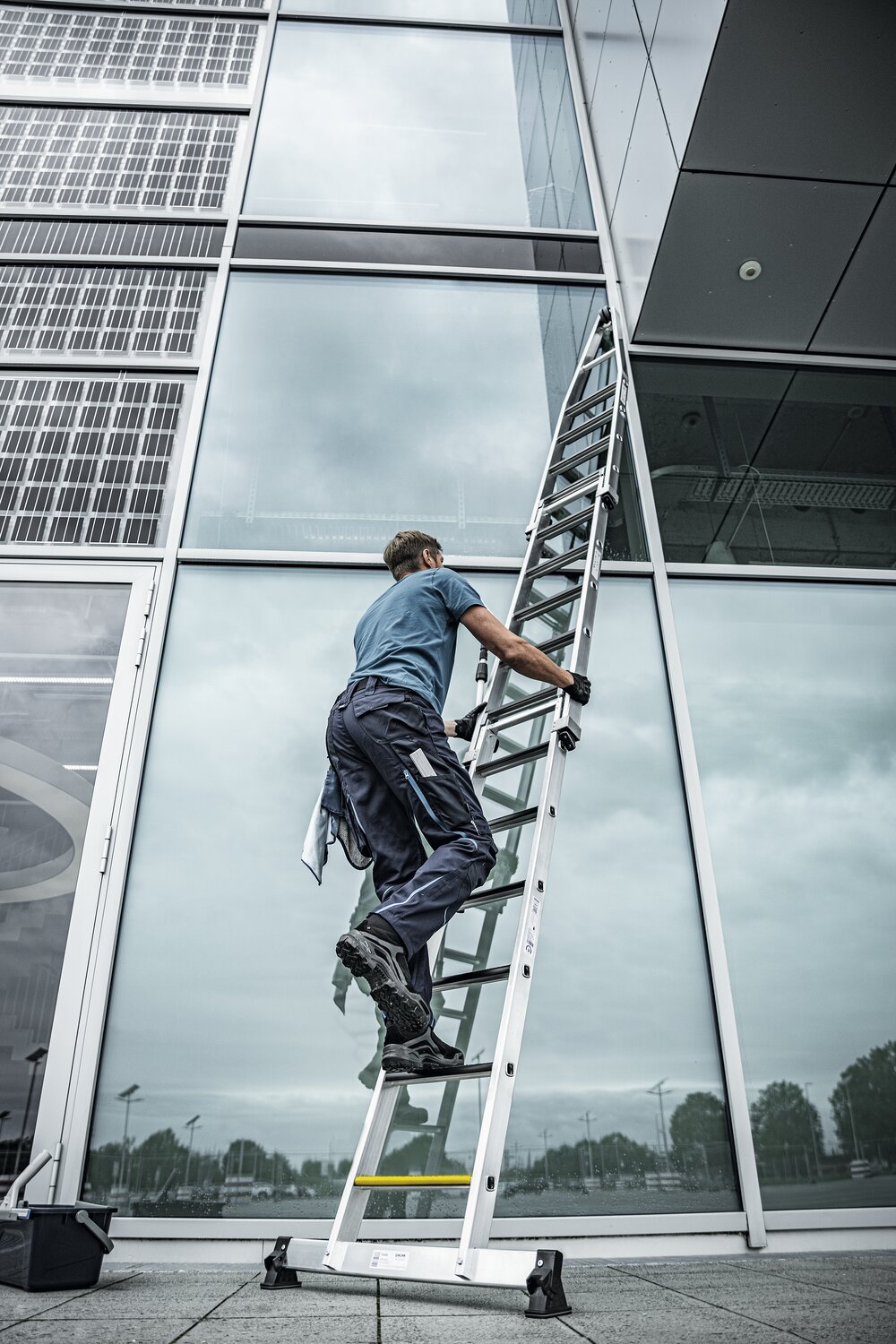 Munk Stufen-Glasreinigerleiter-Satz mit nivello®-Traverse und clip-step R13 2-teilig