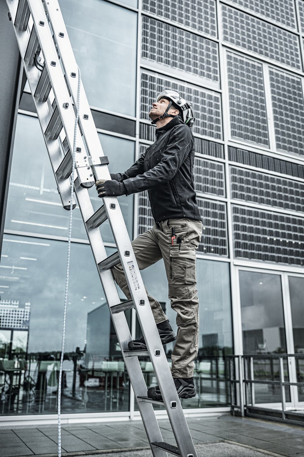 Milieubild 2179020 Munk Stufen-Seilzugleiter 2-teilig mit Handlauf und Ausstiegsholm 2x12 Stufen