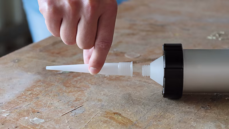 Adapter für Schlauchbeutel inkl. Kartuschenspitze, im Blisterkarton Finger, Hand, Person, Holz, Messer