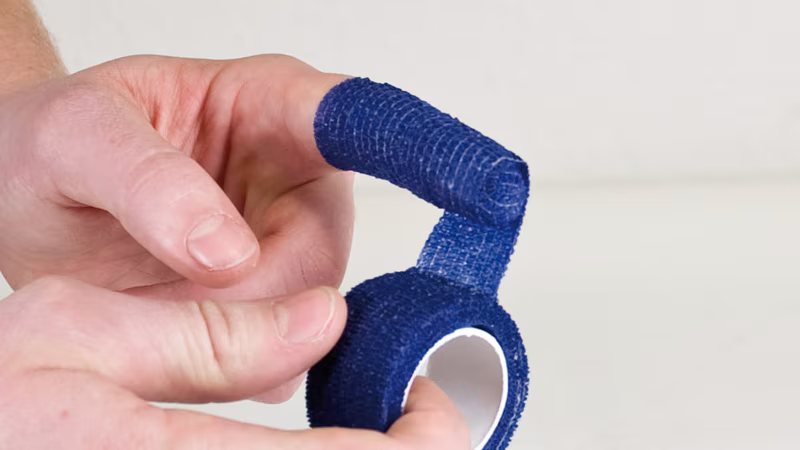 CareLine Wund-Schnellverband Box, 2 Rol. à 6,50 m beige/blau Finger, Hand, Person, Baby, Socke