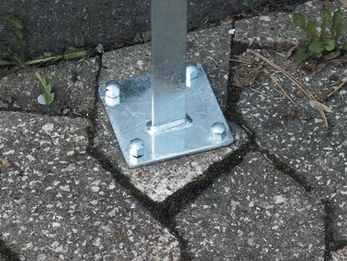 Stahlständer mit Bodenplatte Höhe 500mm für Parkplatzbeschilderung