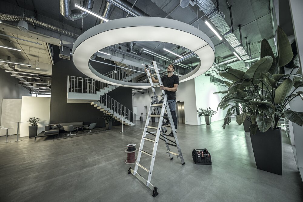 Milieubild 3813632 Munk Stufen-Mehrzweckleiter 3-teilig mit nivello®-Traverse und clip-step R13 3x6 Stufen