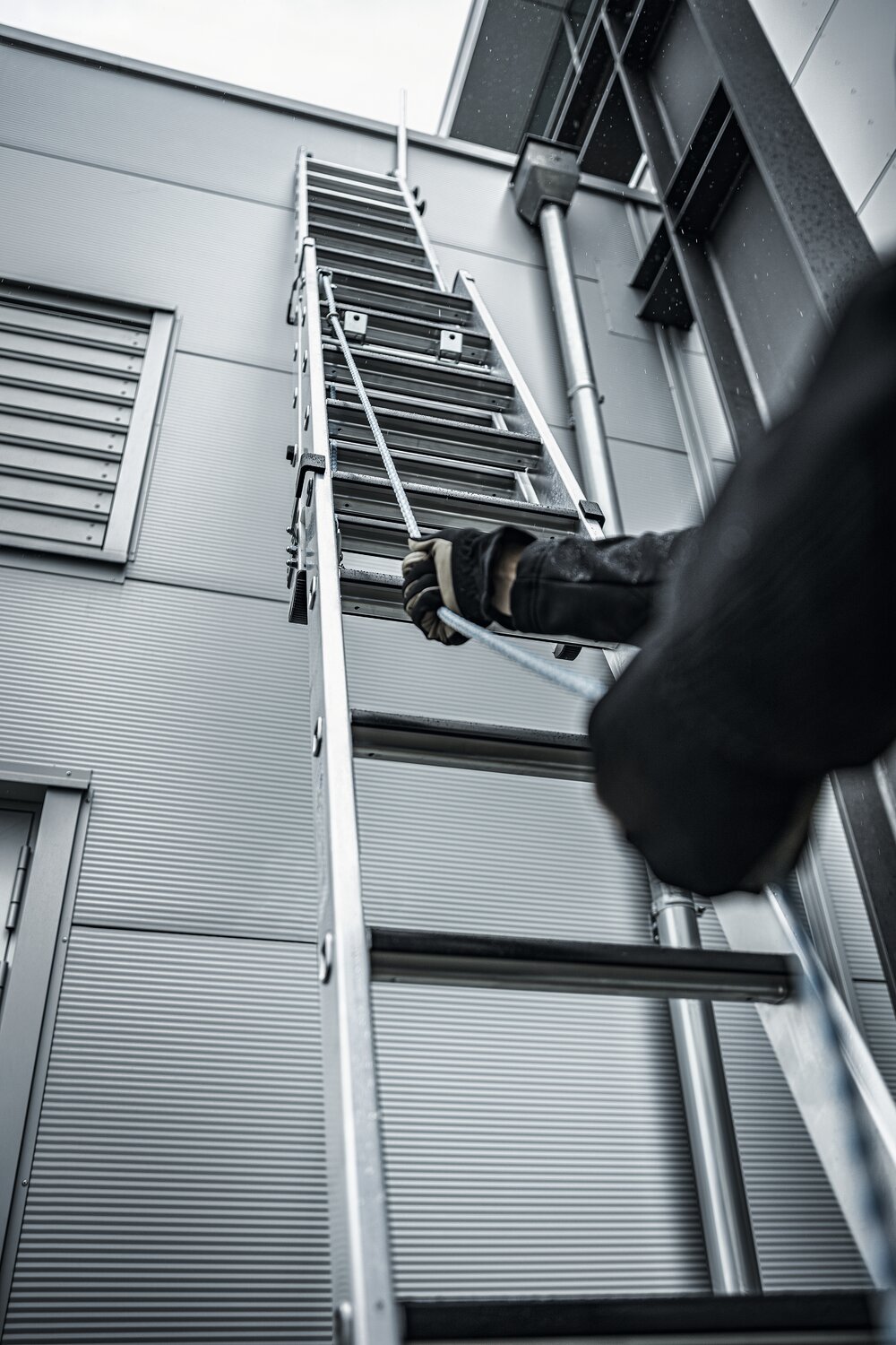 Munk Stufen-Seilzugleiter 2-teilig mit Handlauf und Ausstiegsholm 2x12 Stufen