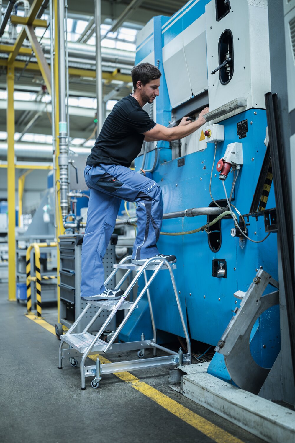 Milieubild 3816055 Munk Arbeitspodest einseitig begehbar Aluminium geriffelt 4 Stufen