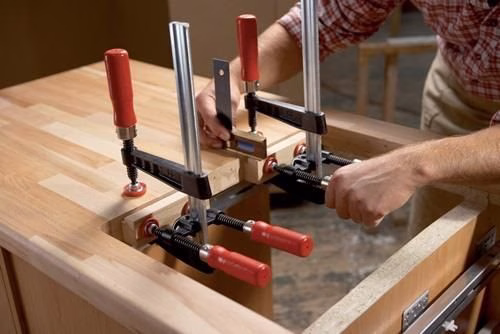 Kantenzwinge KT Ausführung mit 1 Spindel BESSEY