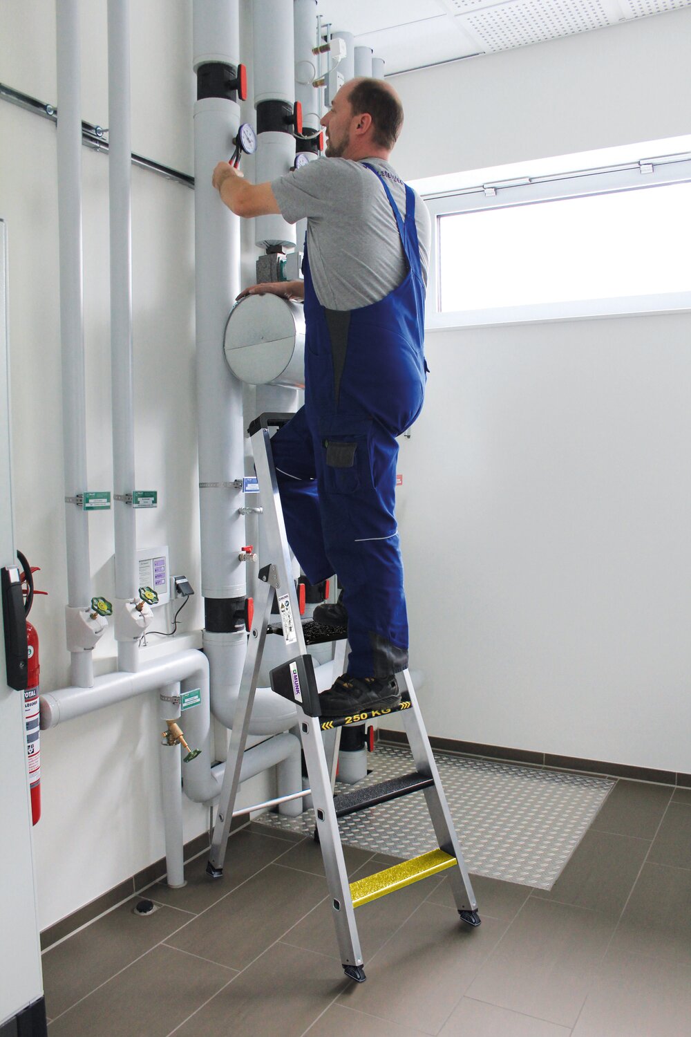 Munk Stufen-Stehleiter 250 kg einseitig begehbar mit clip-step R13 3 Stufen