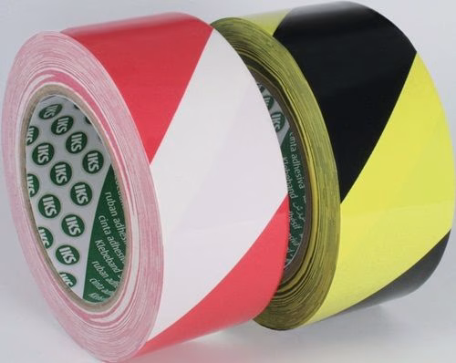 Nastro per segnaletica orizzontale in PVC F33, lunghezza 33 m, larghezza 50 mm, rotolo di marca IKS. Nastro segnaletico per pavimenti in PVC F33, lungo 33 m e largo 50 mm, in rotolo, prodotto da IKS, categoria: Barriere e sicurezza nei cantieri edili