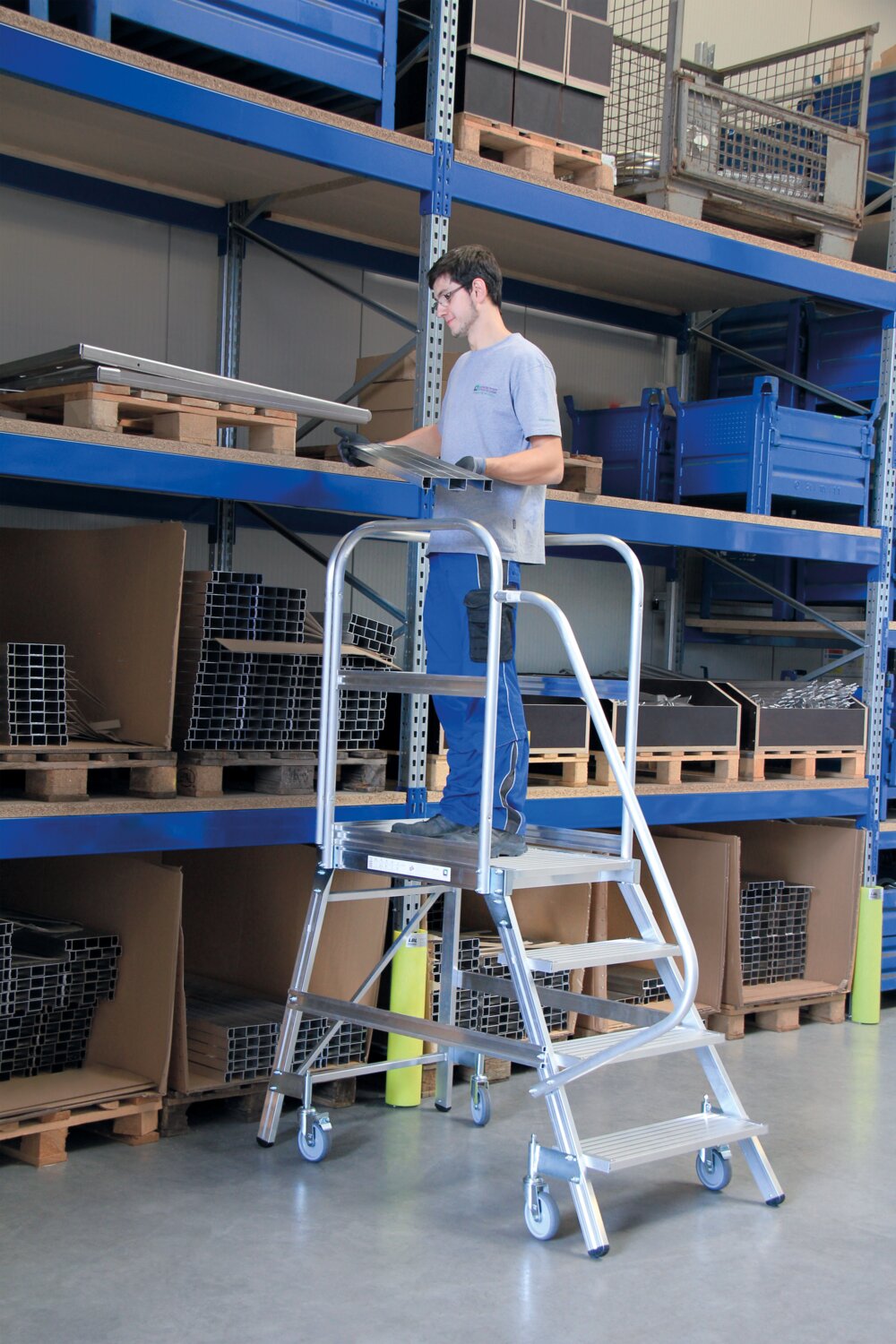 Milieubild 3818719 Munk Podesttreppe einseitig begehbar mit Federrollen Aluminium geriffelt 5 Stufen