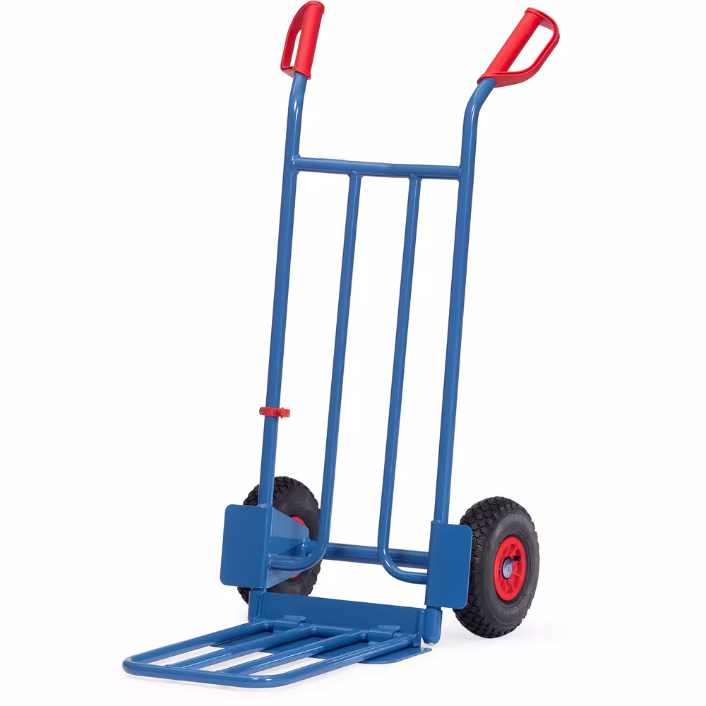 Paketkarre K1116L Bereifung Luft von der Marke Fetra Paketsackkarre mit großer Stahlrohr-Klappschaufel stabile Schweißkonstruktion, pulverbeschichtet, blau RAL 5007 Typ Bereifung: Luft aus der Kategorie Karren mit der Artikelnr. K1116L