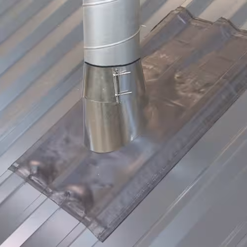 Universal Durchführung mit Regenkragen anthrazit, ø(innen) 500 mm, ø(außen) 515 mm, Manschette 128 x 100 cm aus der Kategorie Steildachdurchgänge mit der GTIN 4027822759349 Universal Durchführung mit Regenkragen von der Marke Klöber aus der Kategorie Steildachdurchgänge