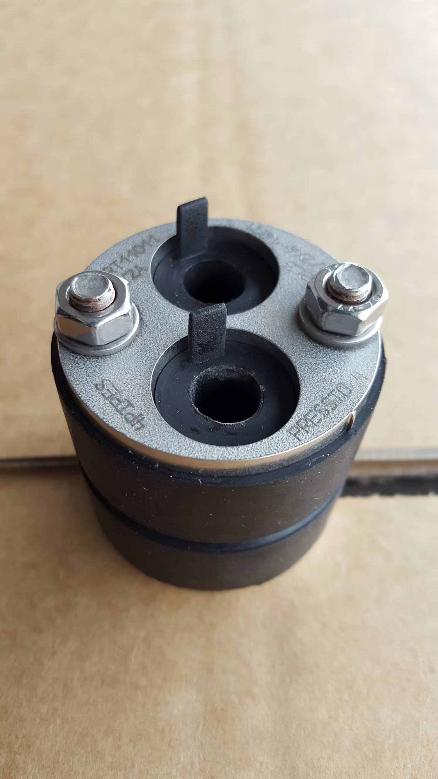 Pressio 4 cables UNIVERSAL, 1x40mm EPDM Gummi, Druckplatten V2A, Schrauben V2A, Muttern V4A aus der Kategorie Ringraumdichtung