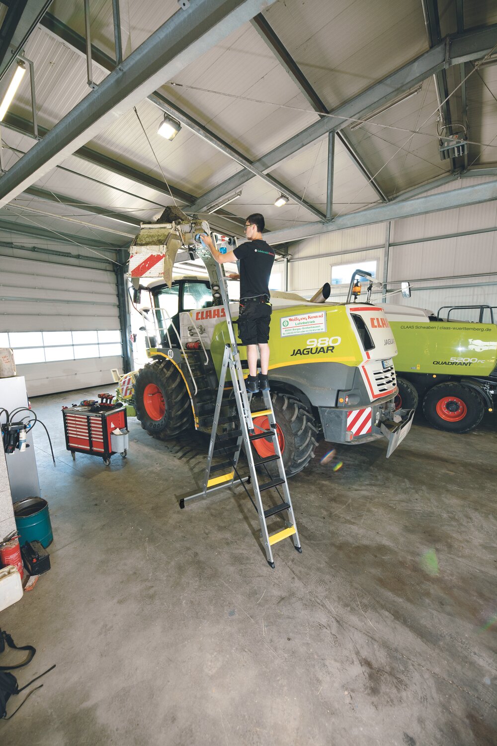 Munk Stufen-Mehrzweckleiter 3-teilig mit nivello®-Traverse und clip-step R13 3x6 Stufen