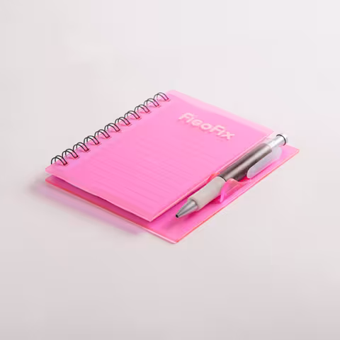 rosa Notizblock mit Stift von der Marke FigoFix aus der Produktreihe Handwerkzeuge