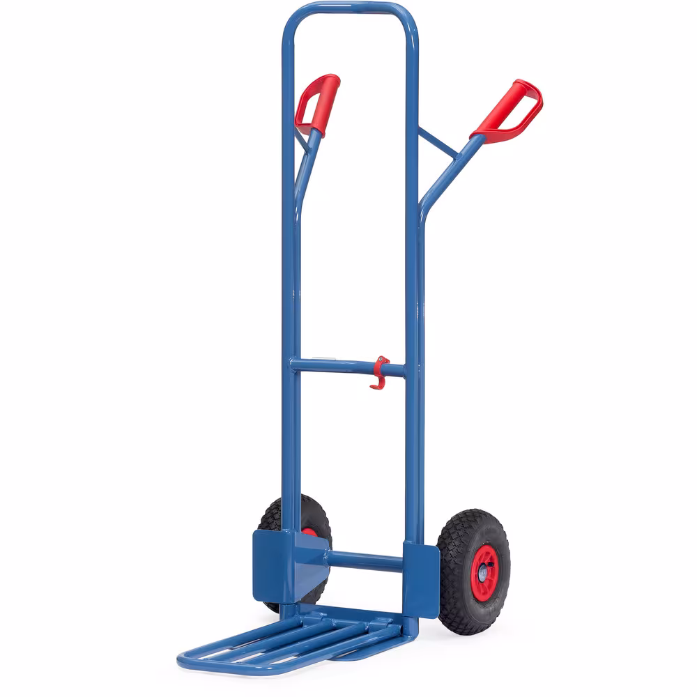 Paketkarre K1326L Bereifung Luft von der Marke Fetra Paketstapelkarre handlich, mit großer Stahlrohr-Klappschaufel, stabile Schweißkonstruktion, pulverbeschichtet, blau RAL 5007 Typ Bereifung: Luft aus der Kategorie Karren mit der Artikelnr. K1326L