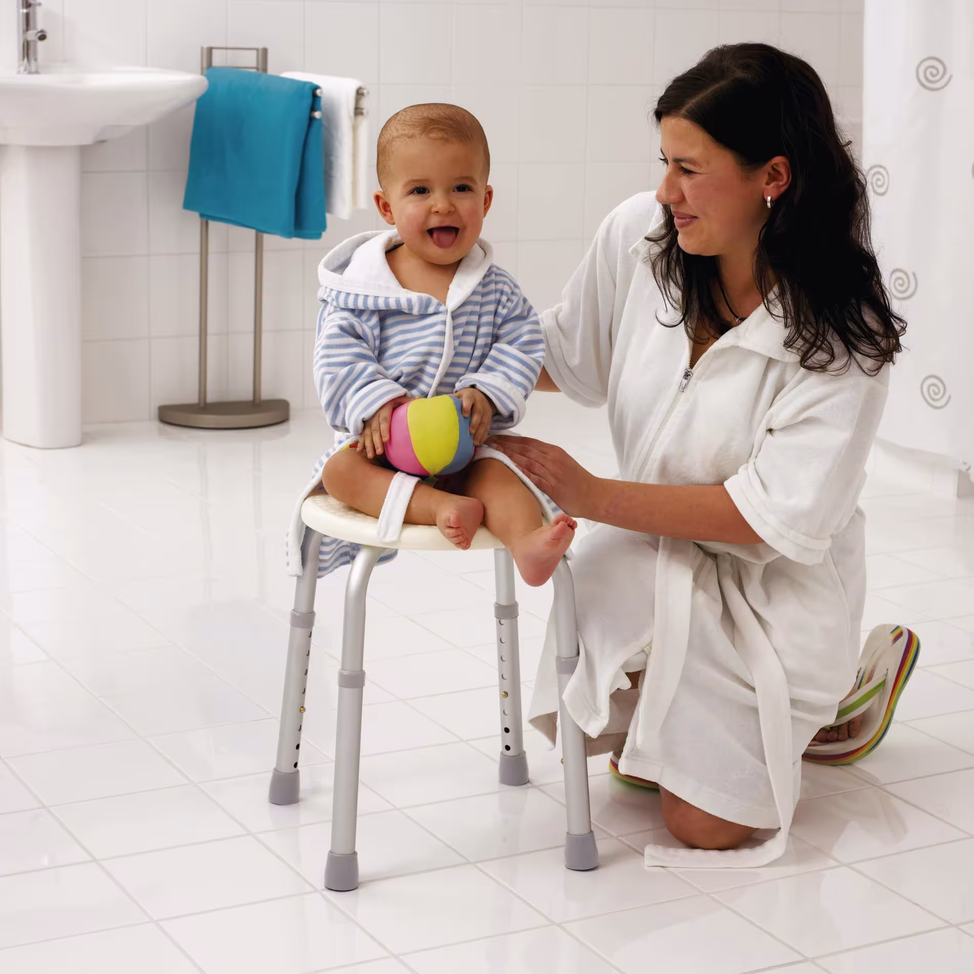 Bad-Hocker Ted, weiß, höhenverstellbar von Ridder mit der Artikelnr. A00603101