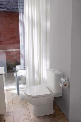 Abattant de toilette blanc Duravit n° 1 avec mécanisme de fermeture amortie et charnières en acier inoxydable.