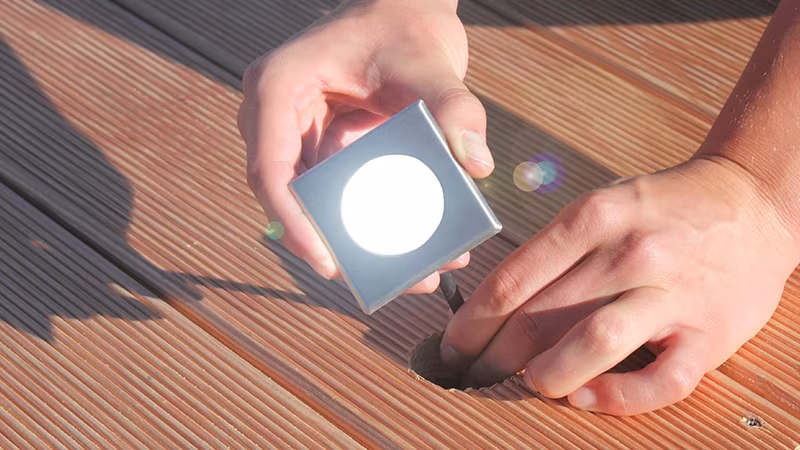 TerraLight Einzelspot eckig 60 x 60 mm, edelstahl V4A gebürstet, warmweiß Person, Elektronik, Handy, Holz, Hand