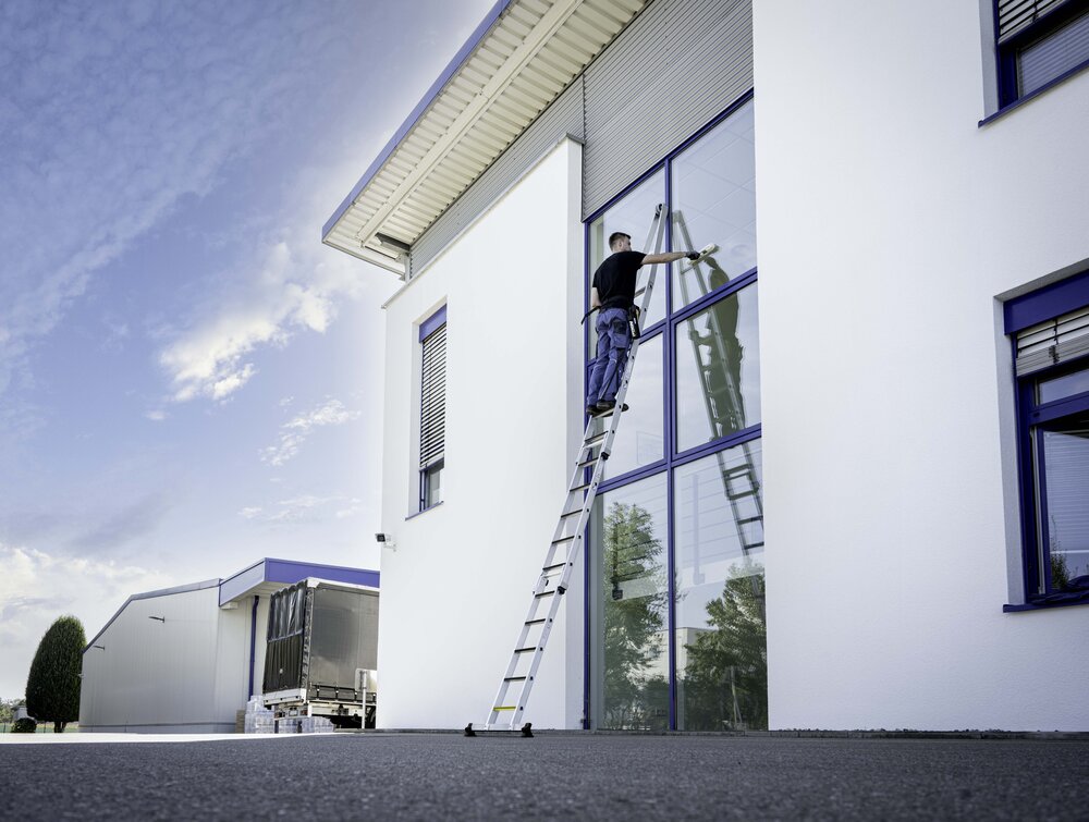 Munk Stufen-Glasreinigerleiter-Satz mit nivello®-Traverse und clip-step R13 2-teilig