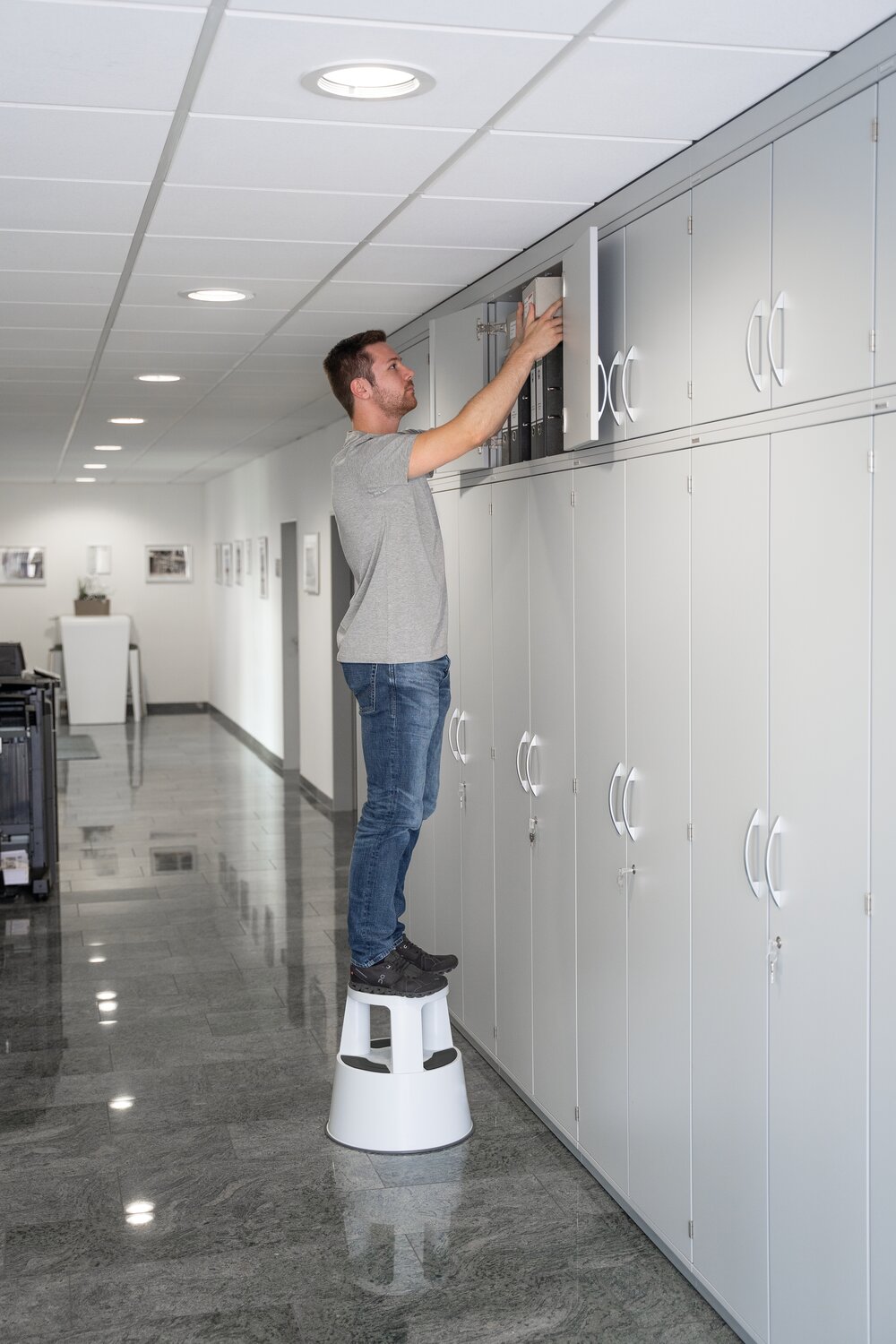 Milieubild 2178128 Munk Kunststoff-Rolltritt Kunststoff RAL 7035 lichtgrau