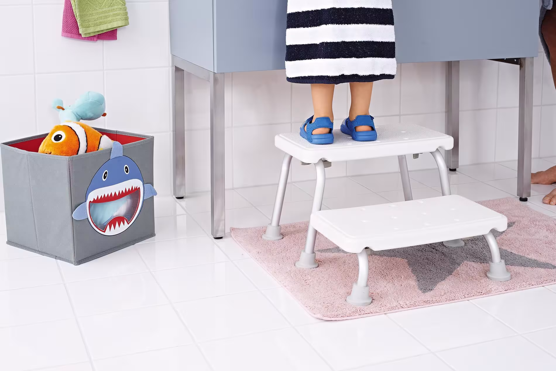 Zweistufenschemel Sam, weiß, PE / Aluminium von Ridder mit der Artikelnr. A0102001