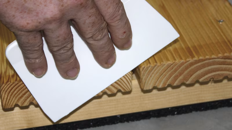 Spachtel für TERRASYS Hirnholzversiegelung Holz, Sperrholz, Drinnen, Innenarchitektur, Person