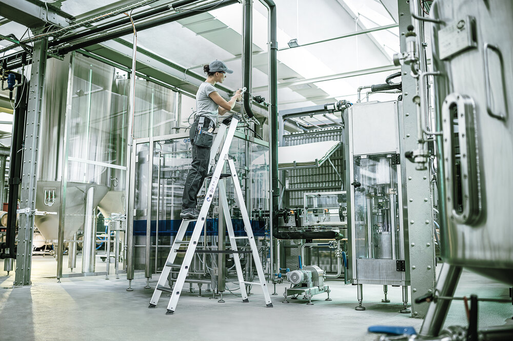 Milieubild 3819199 Munk Stufen-Stehleiter einseitig begehbar mit clip-step relax 5 Stufen