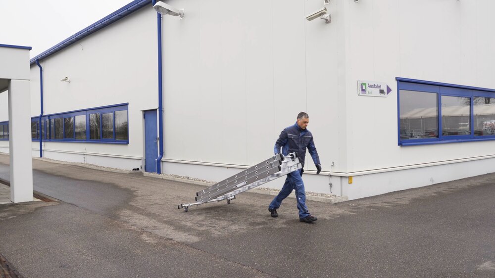 Munk Stufen-Mehrzweckleiter 3-teilig mit nivello®-Traverse und clip-step R13 3x6 Stufen