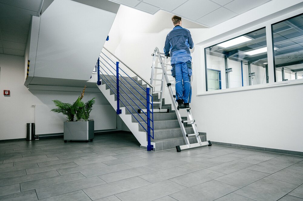 Milieubild 3813399 Munk Teleskopleiter 4-teilig mit Traverse 4x6 Sprossen