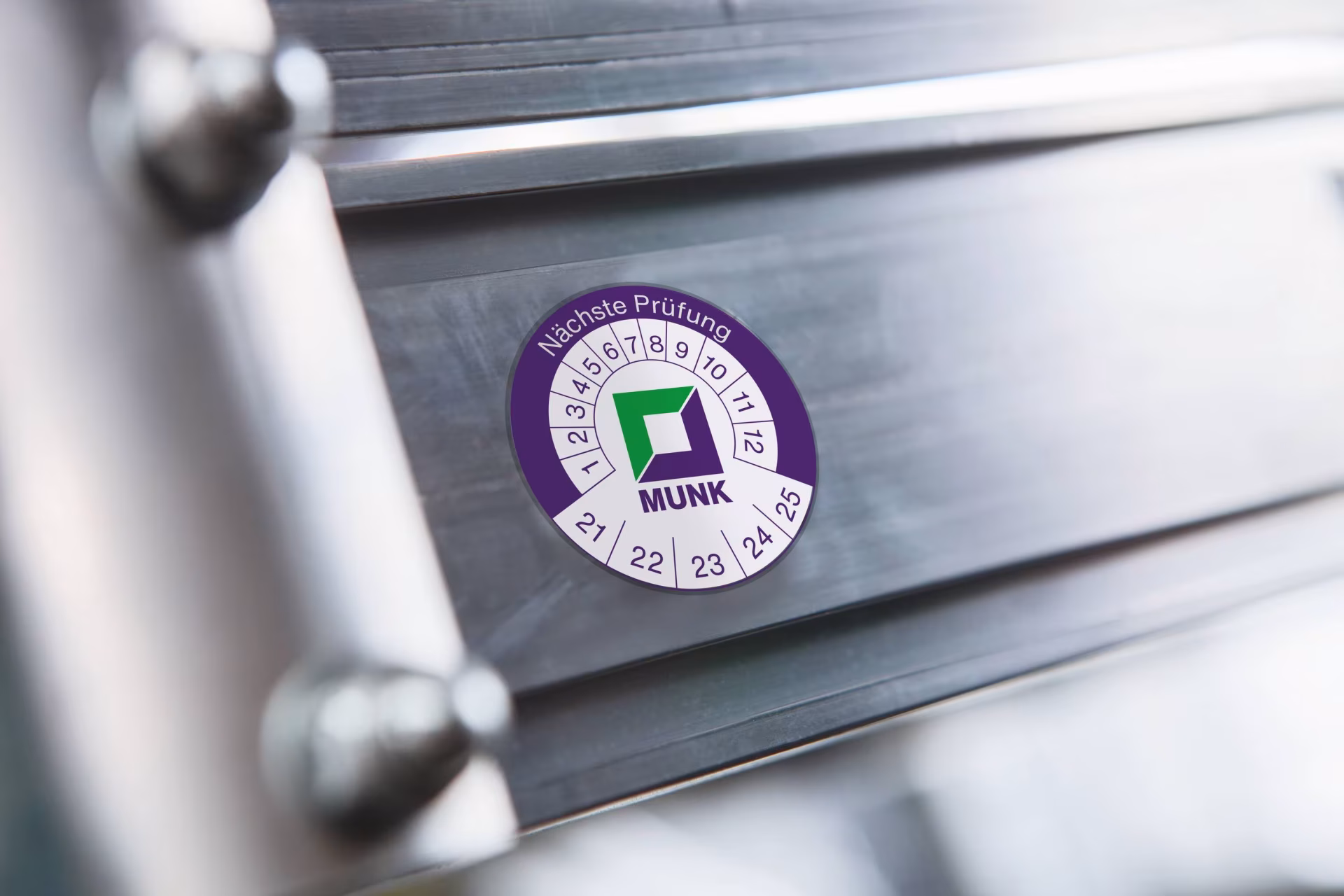 Prüfplakette 40 x 40 mm mit der GTIN 4031405191754 Prüfplakette 40 x 40 mm von Munk mit der Artikelnr. 019175