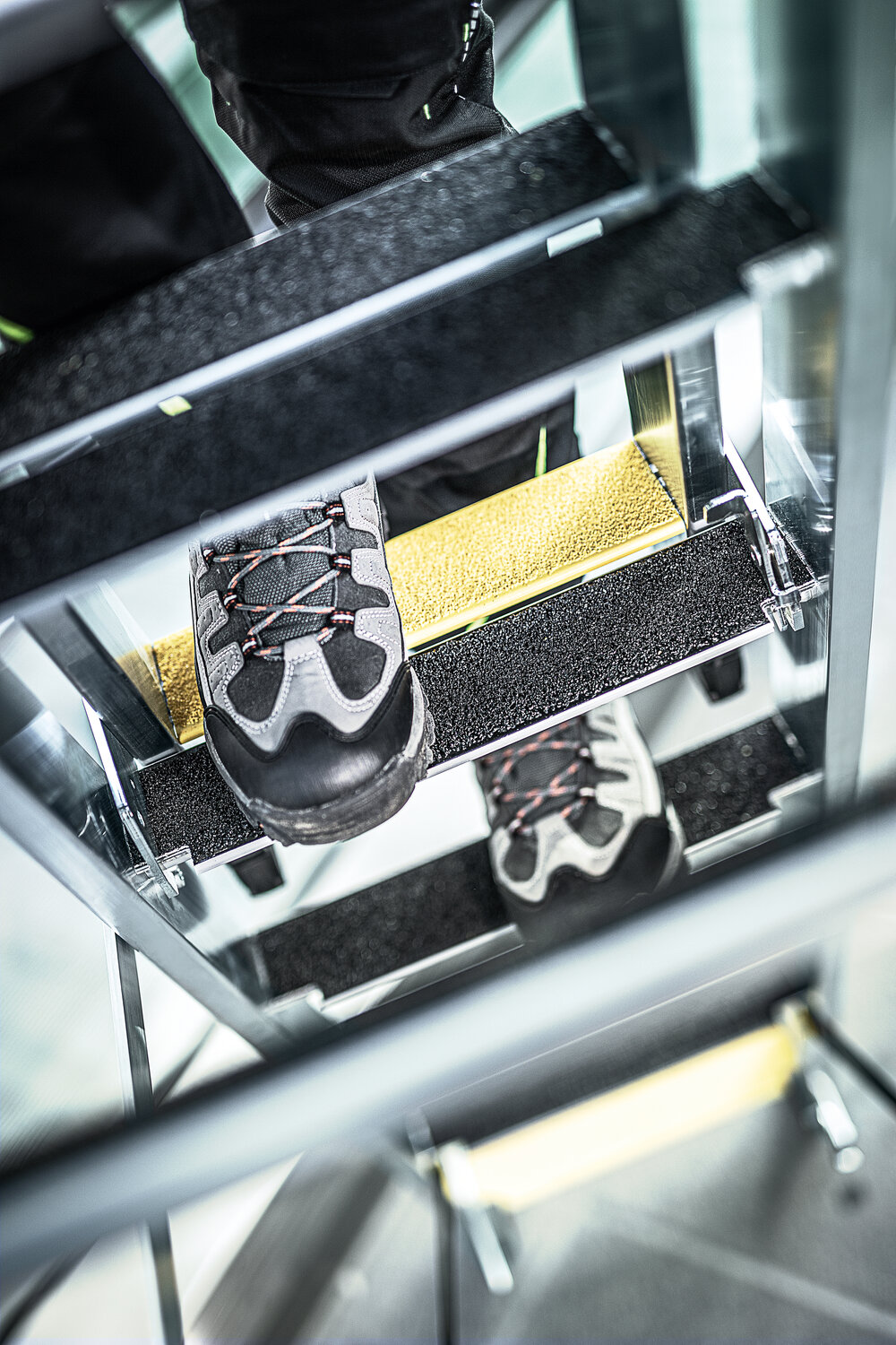 Munk Stufen-Mehrzweckleiter 3-teilig mit nivello®-Traverse und clip-step R13 3x6 Stufen