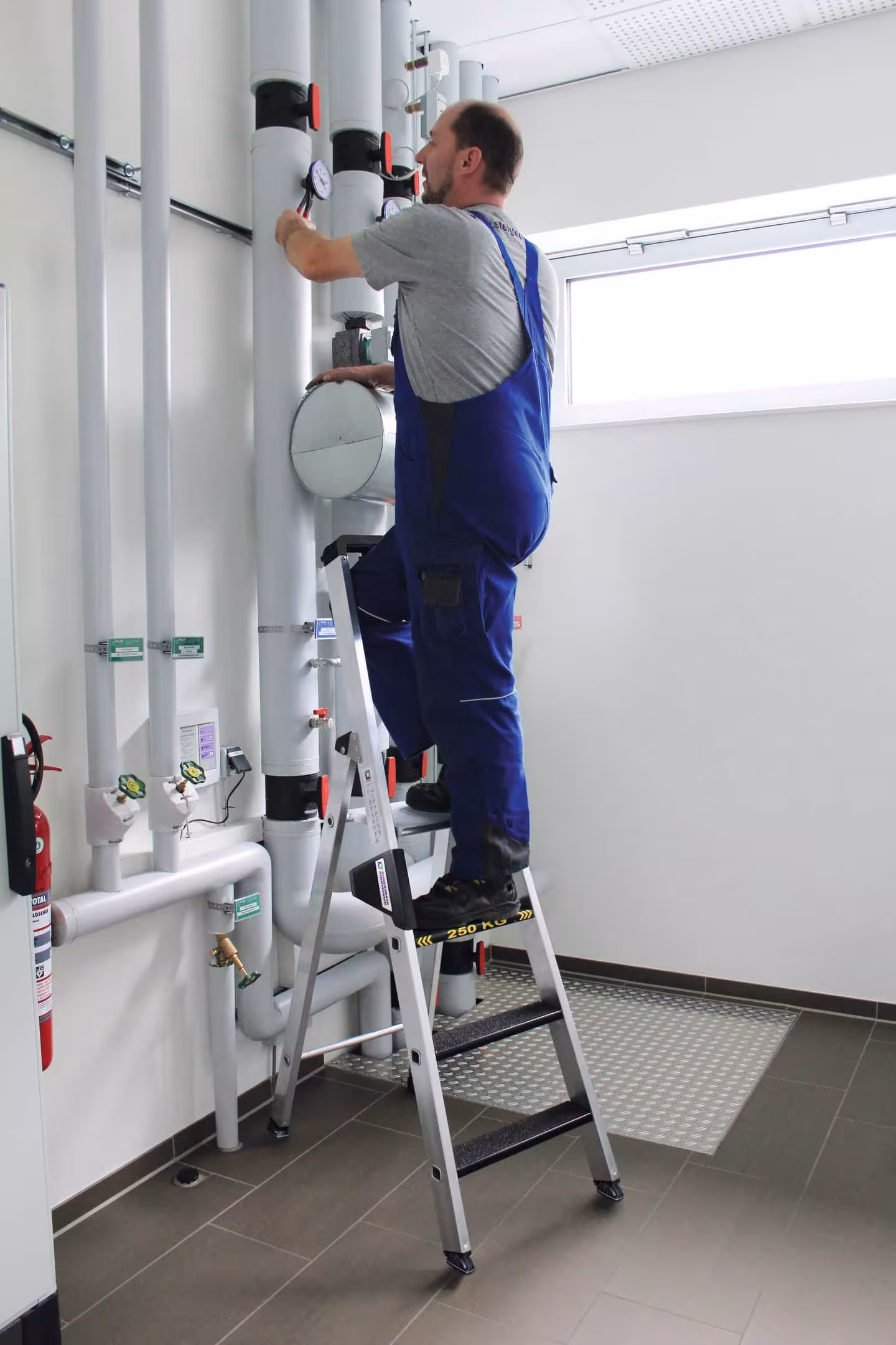 Stufen-Stehleiter 250 kg einseitig begehbar mit clip-step R13 3 Stufen von Munk mit der Artikelnr. 042703