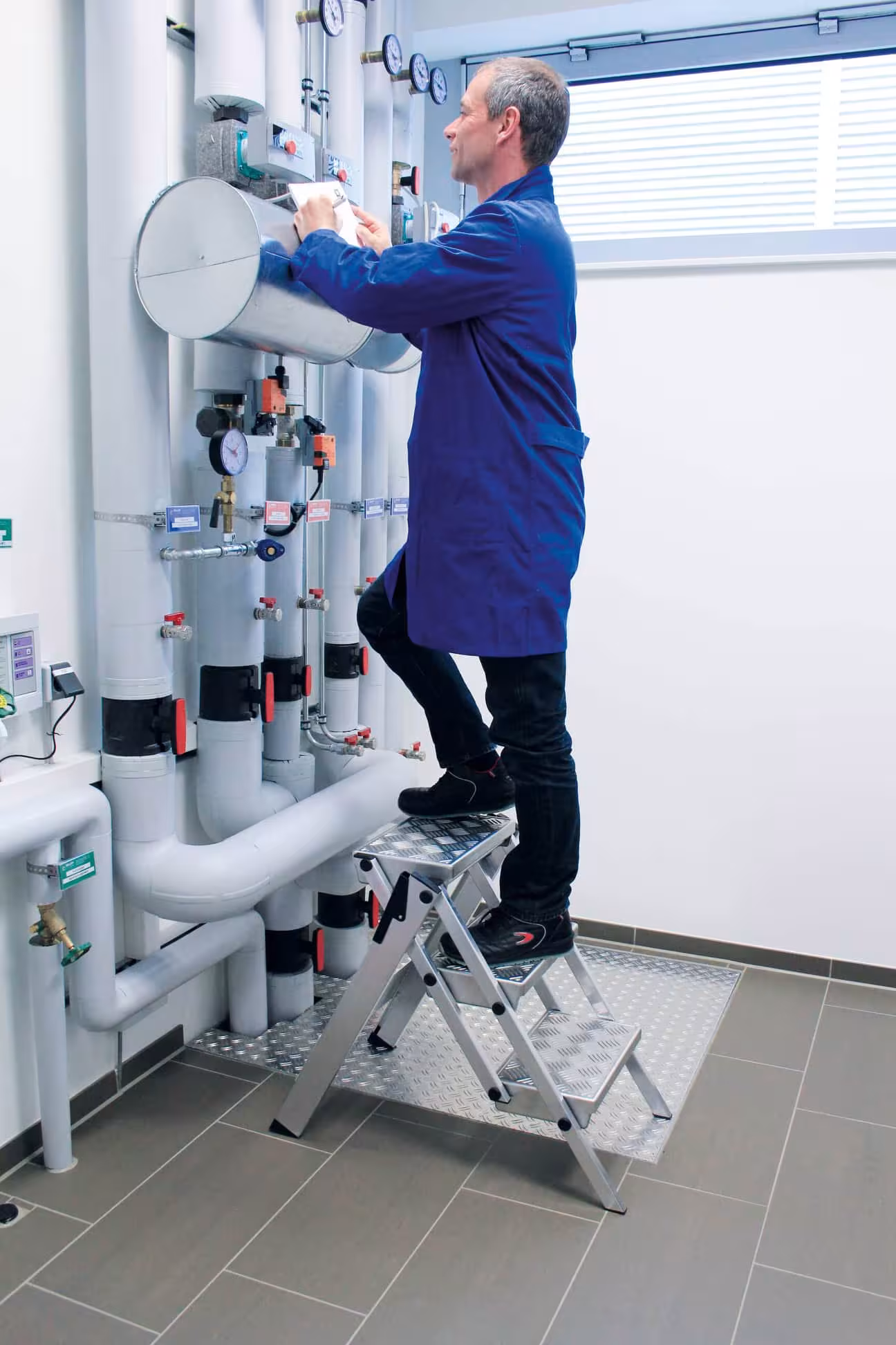 ML Kompakt-Tritt 2 Stufen Alu-Quintett-Design von Munk mit der Artikelnr. 054202