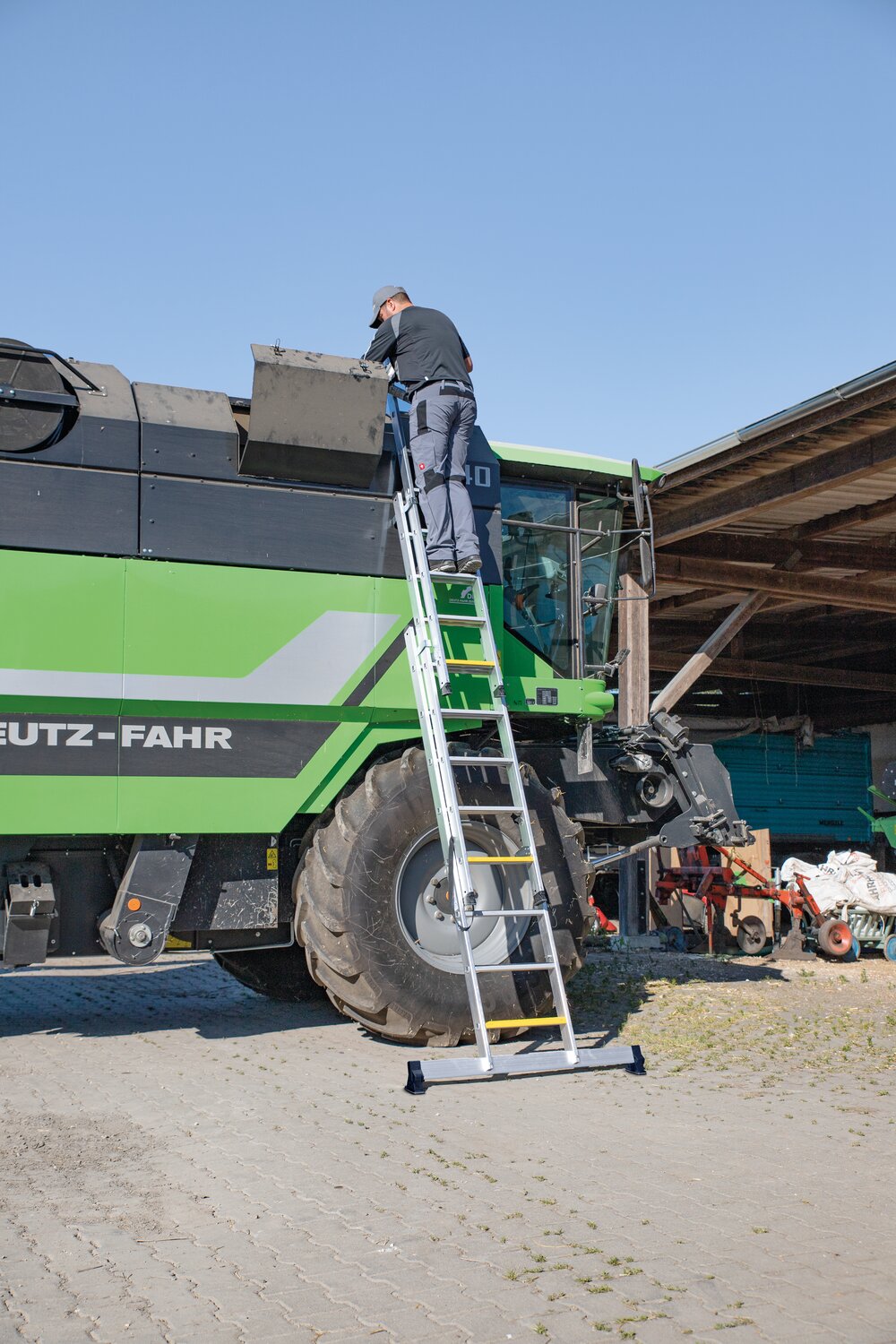 Milieubild 3813636 Munk Stufen-Mehrzweckleiter 3-teilig mit nivello®-Traverse und clip-step R13 3x6 Stufen